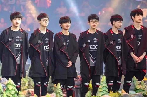 社媒上进行 社媒上进行