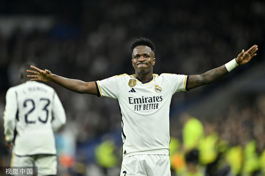 面对两名防 面对两名防